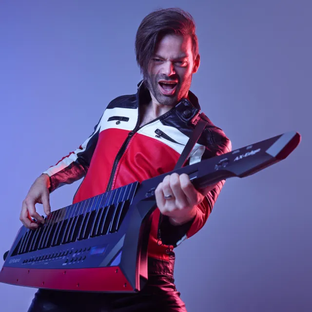 Zanger op keytar